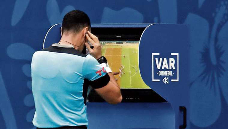 Var trong bóng đá là gì? Var xuất hiện trong những giải đấu nào?