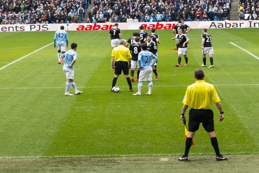 Khi nào được đá phạt nhanh trong bóng đá